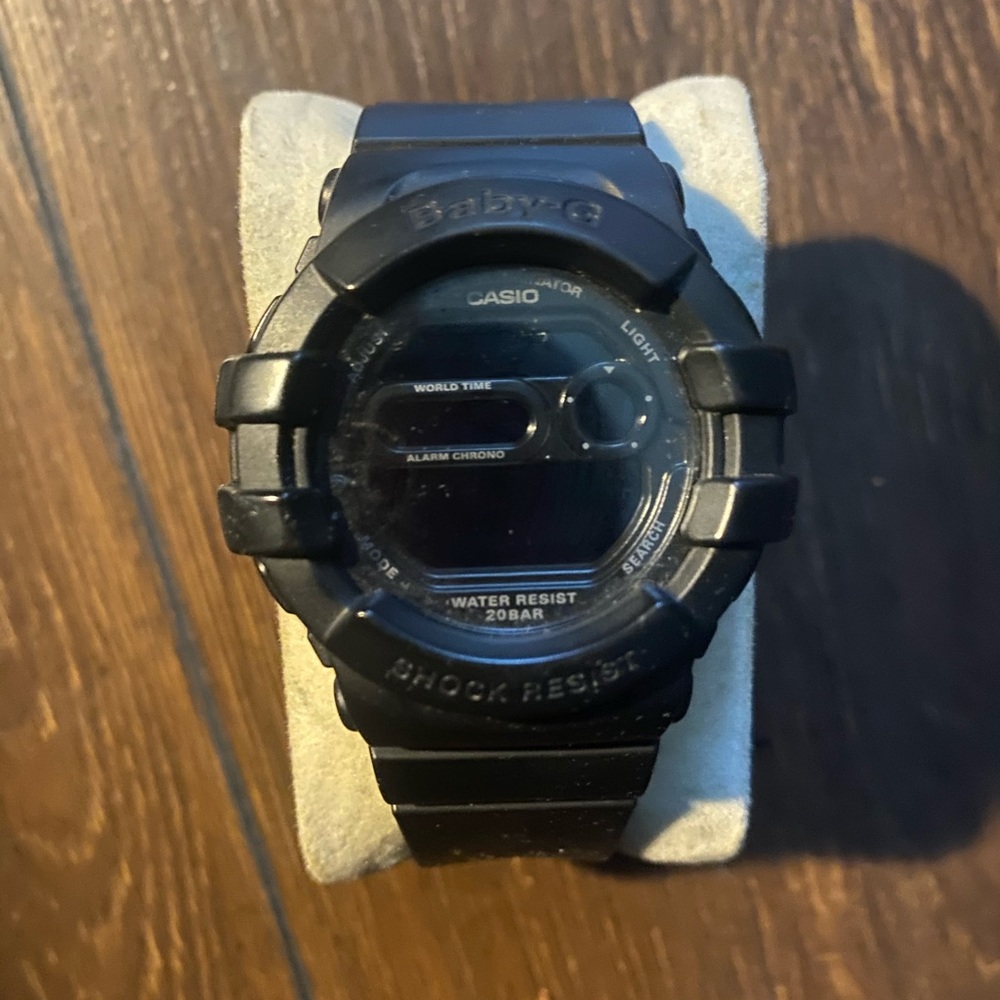 Matte black baby g shock (needs battery)